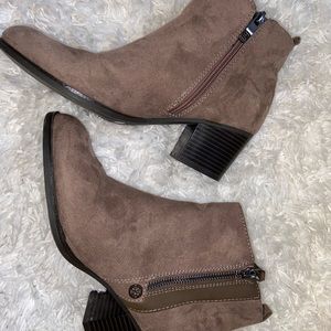 ✨Liz Claiborne booties✨